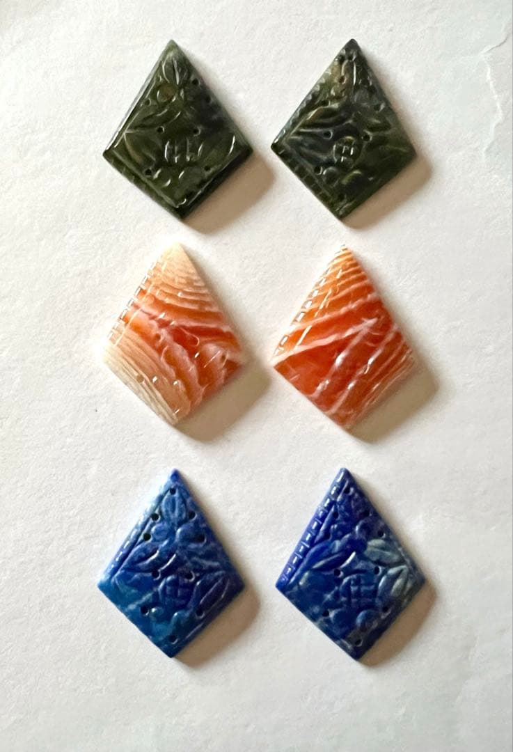 ブルータイガーアイ、カーネリアン、ラピスラズリ　カービング　14kgf ピアス