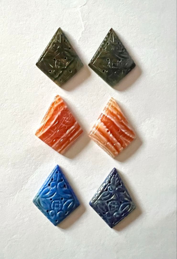 ブルータイガーアイ、カーネリアン、ラピスラズリ　カービング　14kgf ピアス