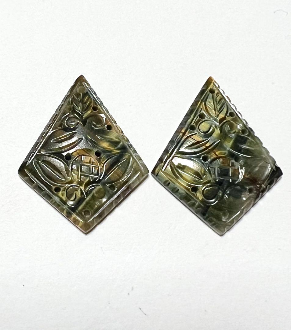 ブルータイガーアイ、カーネリアン、ラピスラズリ　カービング　14kgf ピアス