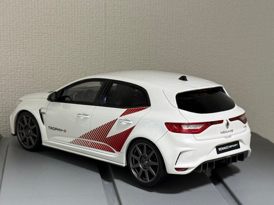 OTTOmobile ルノーメガーヌRSトロフィーR