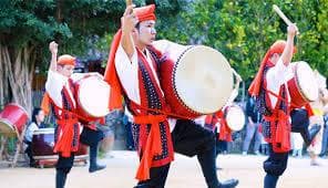 ☆新品未使用(送料無料)28.980円　エイサー大太鼓36cm*40cmバチ付き