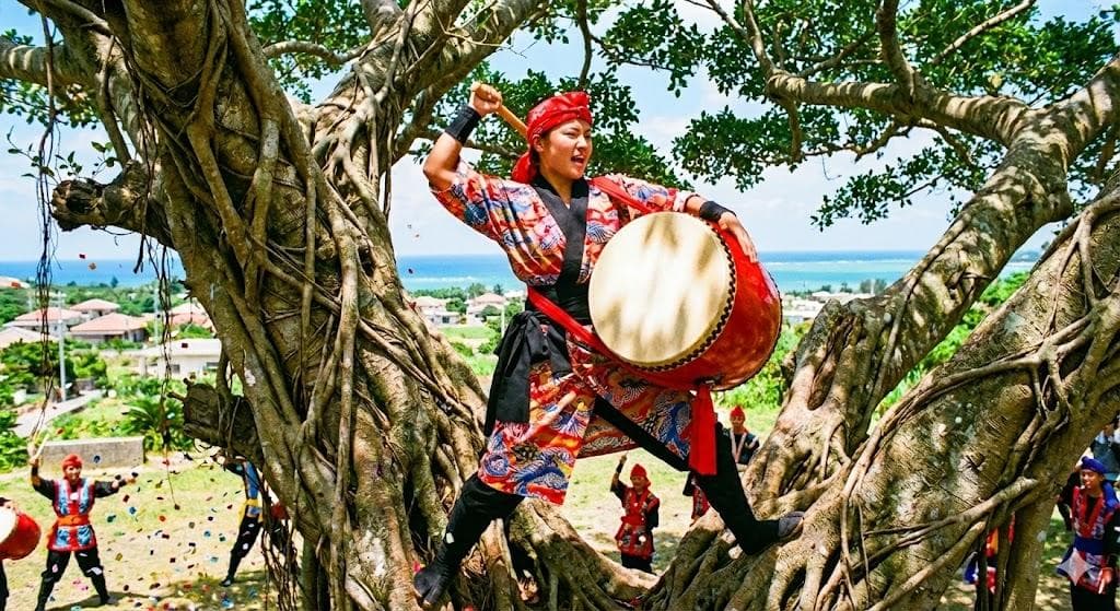 ☆新品未使用(送料無料)28.980円　エイサー大太鼓36cm*40cmバチ付き