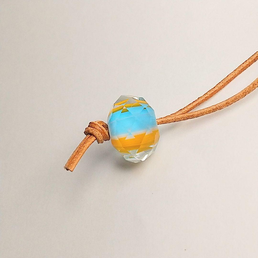 作品例★ハンドメイド ポーチ シマエナガ カップ 白 鳥 革紐 ガラスビーズ