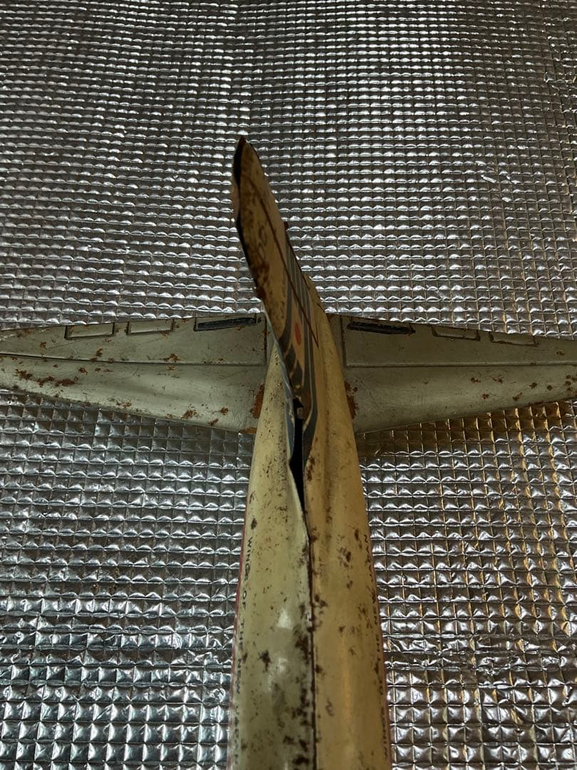 日本航空旅客機DC-7C プロペラ旅客機。【後輪タイヤ欠品、胴体翼分離可能と錆】