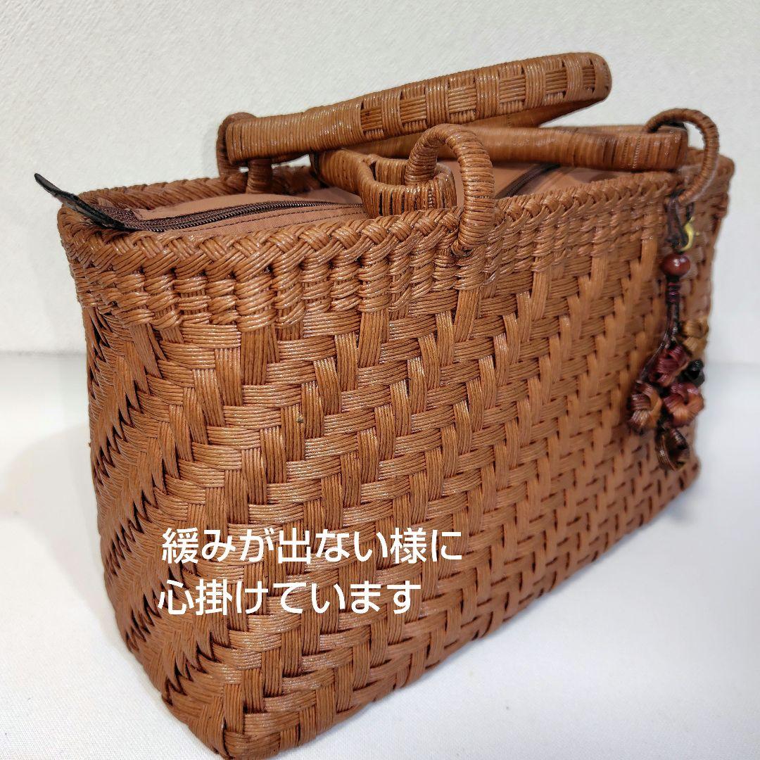 クラフトで作った山葡萄風網代編みかごバッグ（チャーム付きファスナー付き蓋）