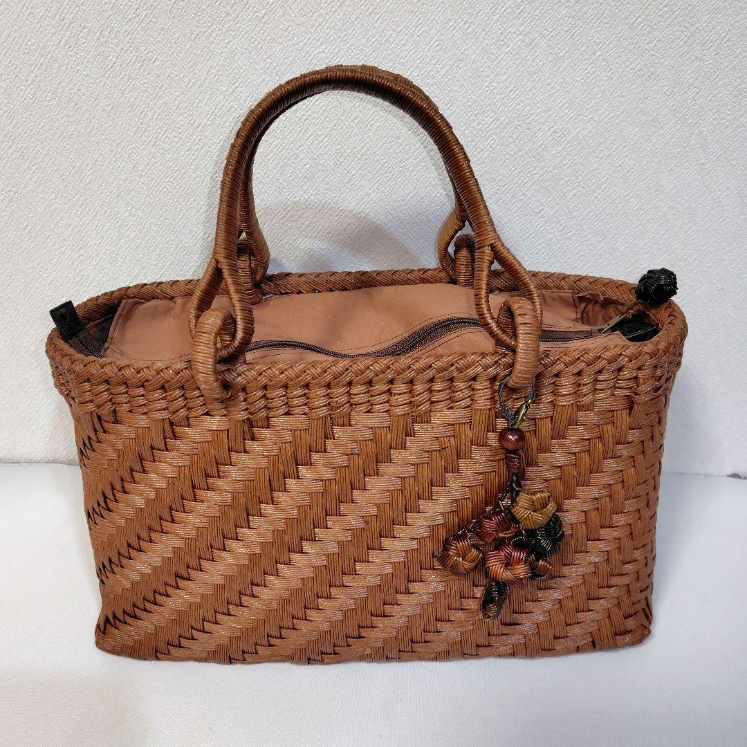 クラフトで作った山葡萄風網代編みかごバッグ（チャーム付きファスナー付き蓋）