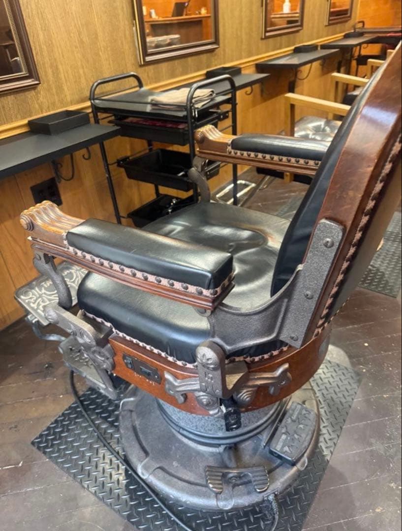 タカラベルモント製理容椅子『ザ・クラシック』