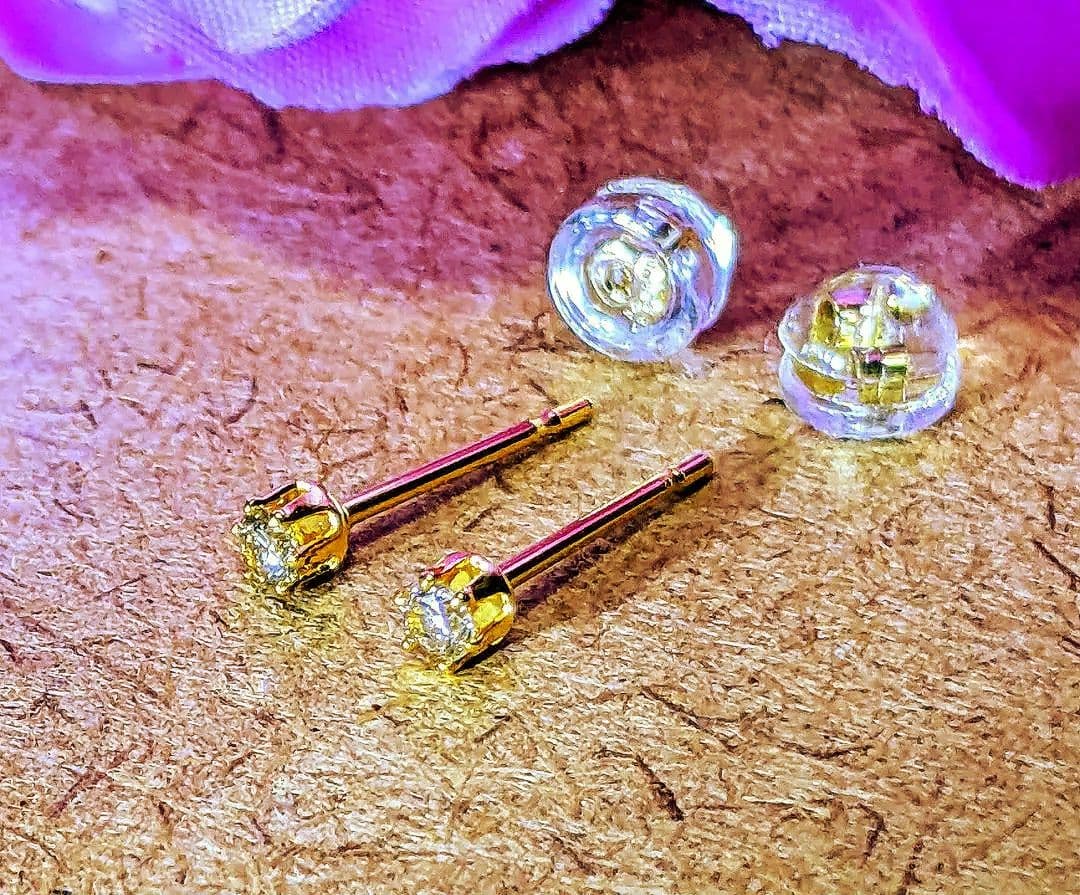天然ブラウンダイアモンドピアス ラウンドファセットカット　2.5mm