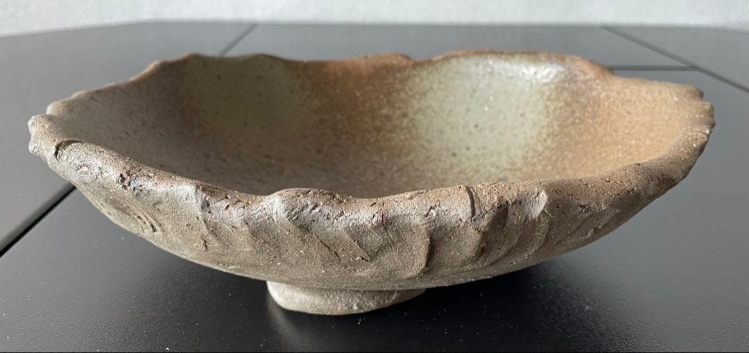 陶器の波形鉢(大) 3つの足付き