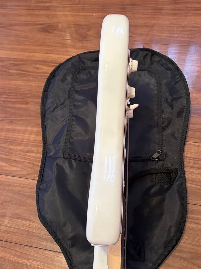 BUSKERS 白色 ストラトキャスター & ミニアンプ