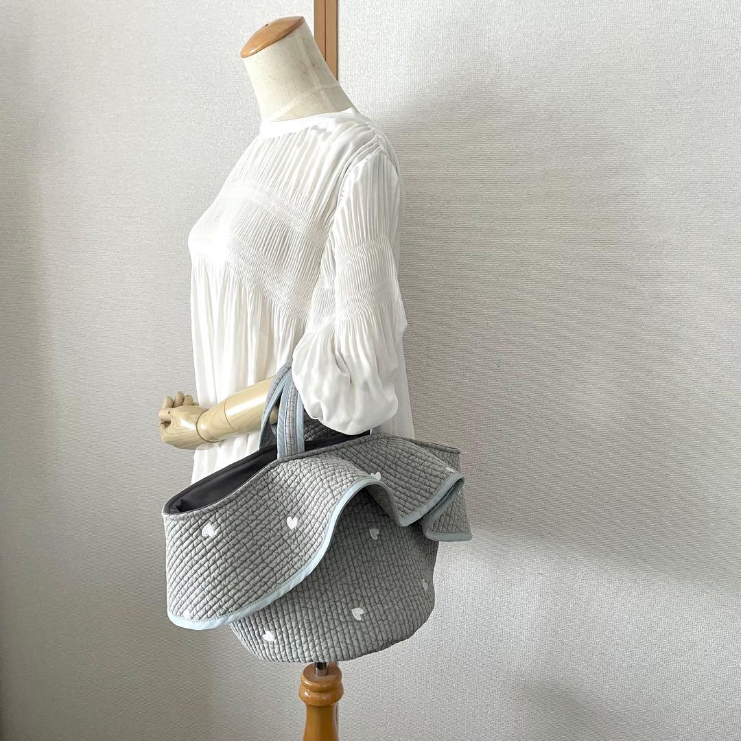 フレアフリル付き丸底マルシェバッグ　ヌビバッグ　ハート刺繍薄グレー　ハンドメイド
