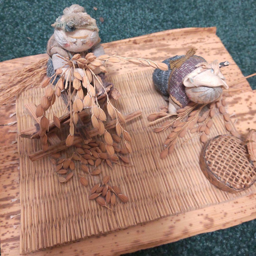 （６～７cm人形）お爺さんと、お婆さんの　稲扱き(いねこき)脱穀作業