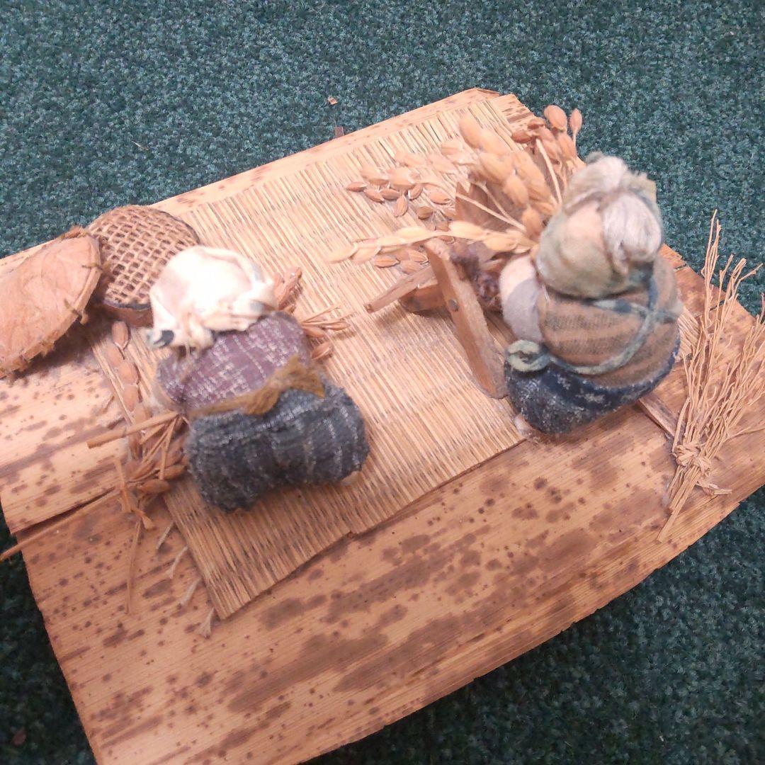 （６～７cm人形）お爺さんと、お婆さんの　稲扱き(いねこき)脱穀作業