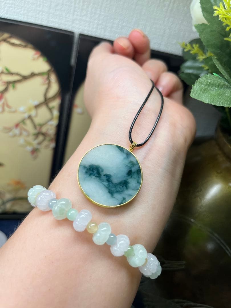 天然翡翠　K18天然風景図【鳳舞九天】無事札ネックレストップ　鑑定書付き