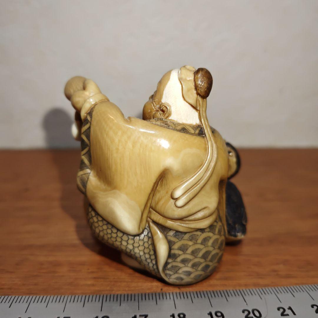時代物高級置根付 天然素材【主と自分の絵を見る支那鵞鳥】高6.3cm 重111ｇ