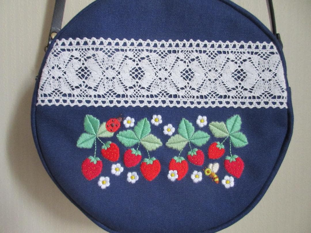 ハンドメイド・いちご刺繍のまるいポシェット