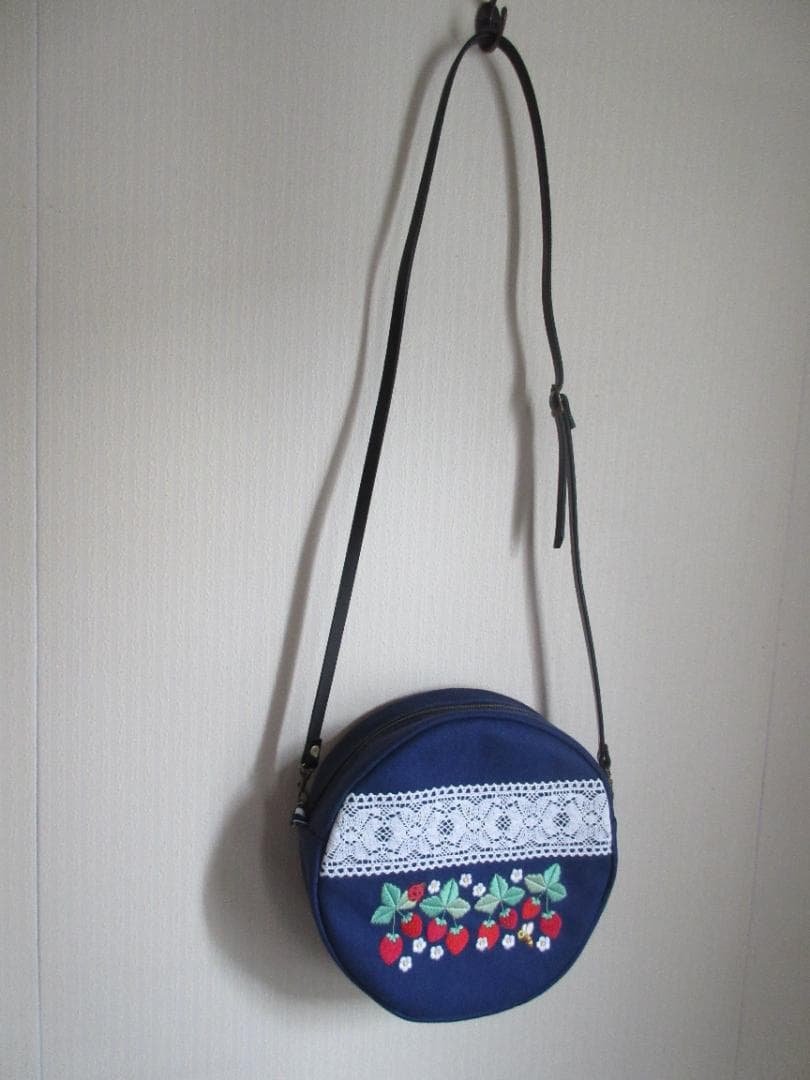 ハンドメイド・いちご刺繍のまるいポシェット