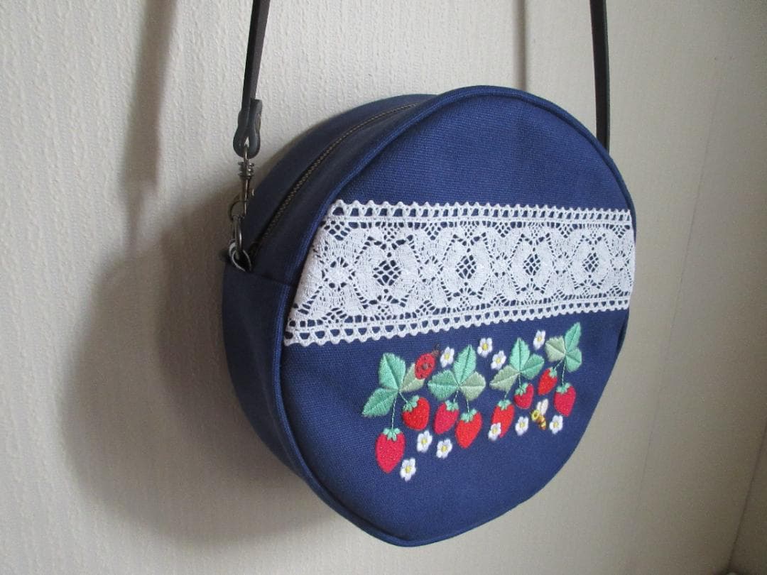 ハンドメイド・いちご刺繍のまるいポシェット
