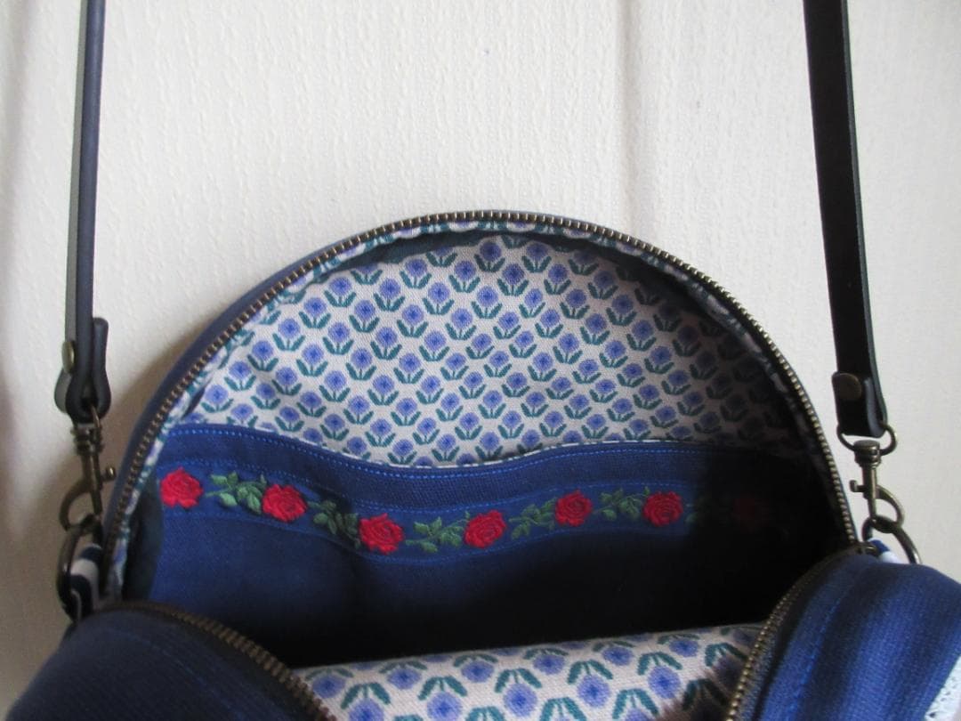 ハンドメイド・いちご刺繍のまるいポシェット