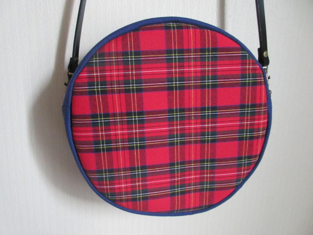 ハンドメイド・いちご刺繍のまるいポシェット