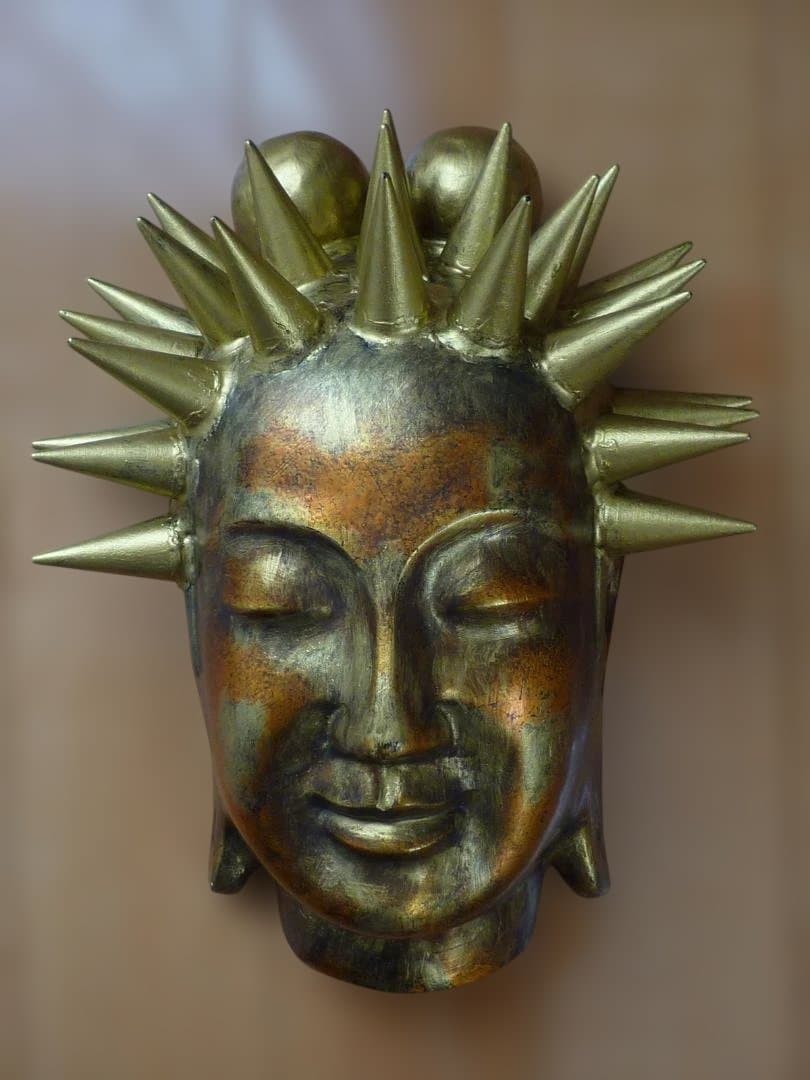 尖った弥勒菩薩のオブジェ