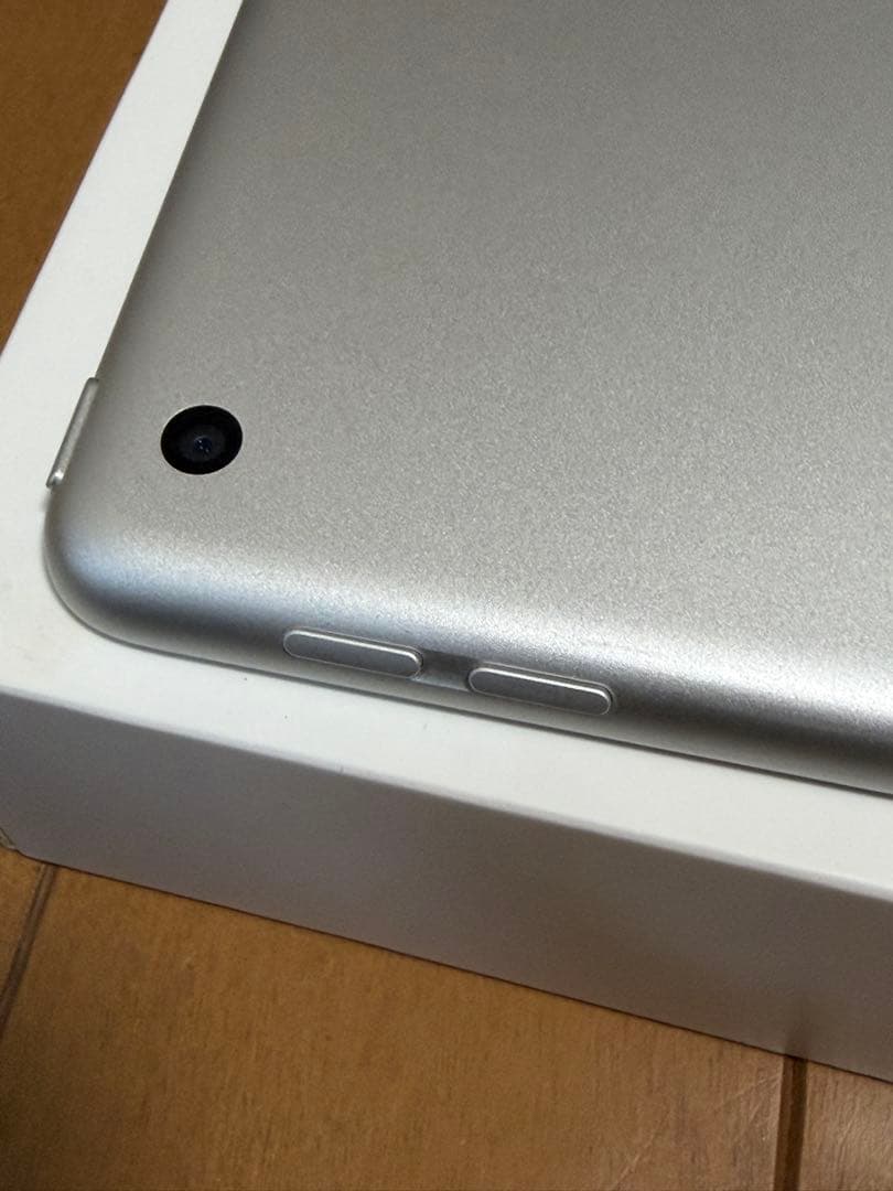 【極美品】iPad 第7世代 Wi-Fi 32GB [シルバー］液晶傷なし