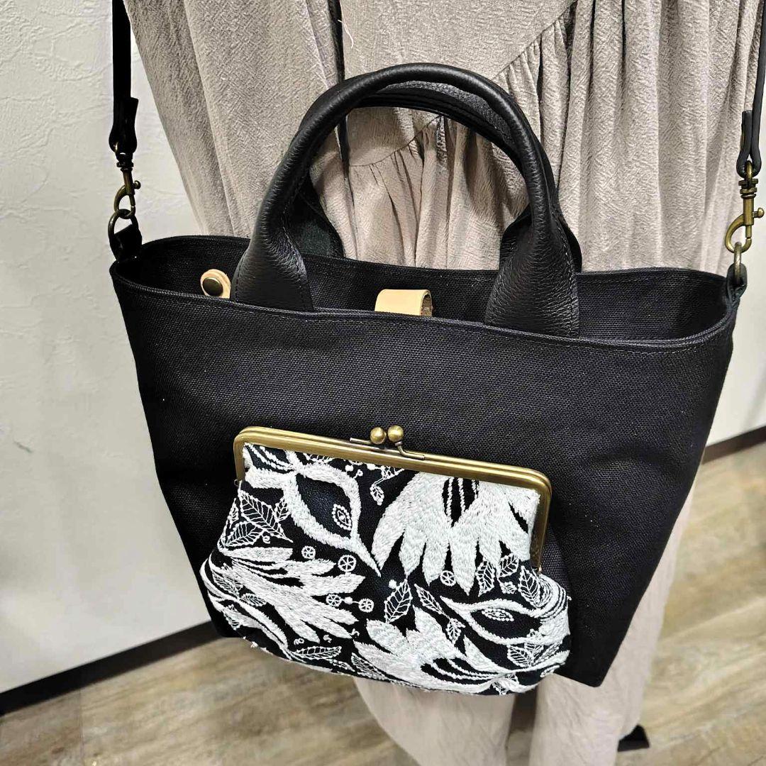 ミナペルホネン/カーニバルネイビー/がま口ポケット付きトート