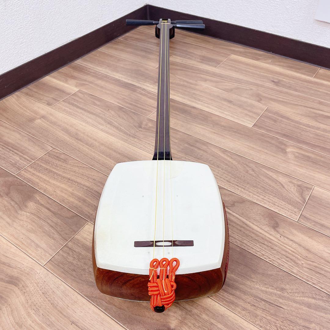 三味線 細棹 トチ有 紅木 2本溝 金ホゾ 綾杉胴 犬皮 東サワリ 和楽器