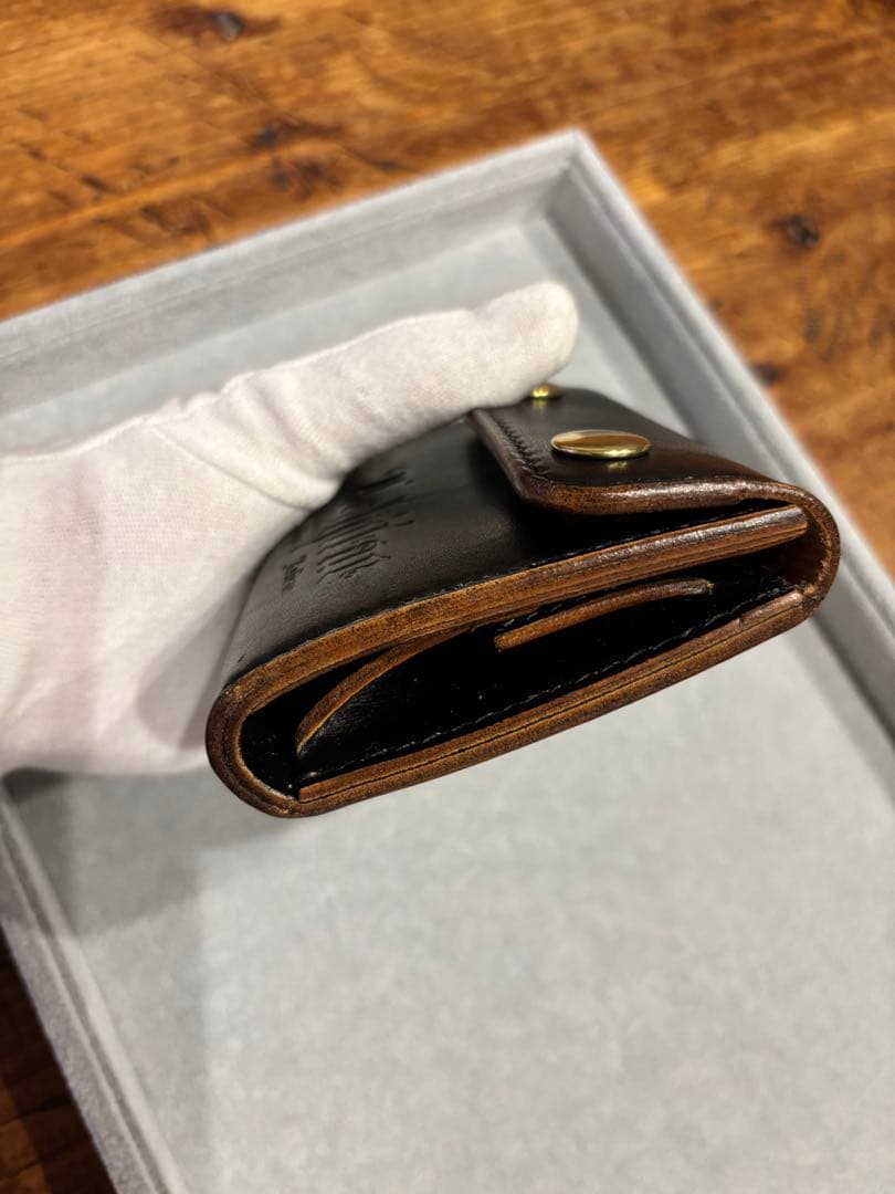 コンパクトウォレット　財布　二つ折り　ブラック　本革