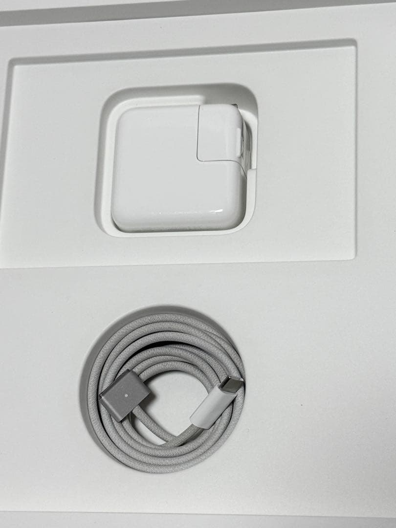 美品　2024年11月購入品　MacBook Air M2 16GB 256GB