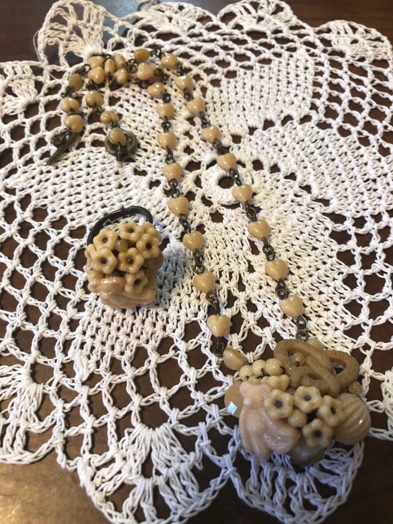 ベージュ　くまのリング　カナミビジュー