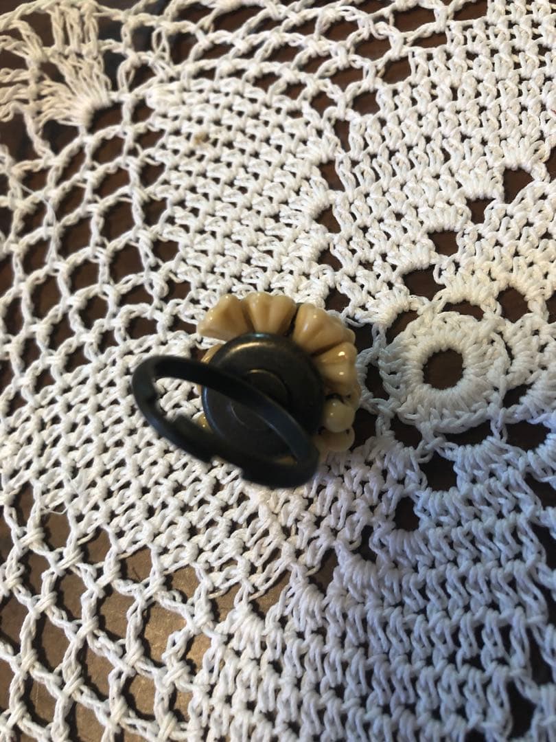 ベージュ　くまのリング　カナミビジュー