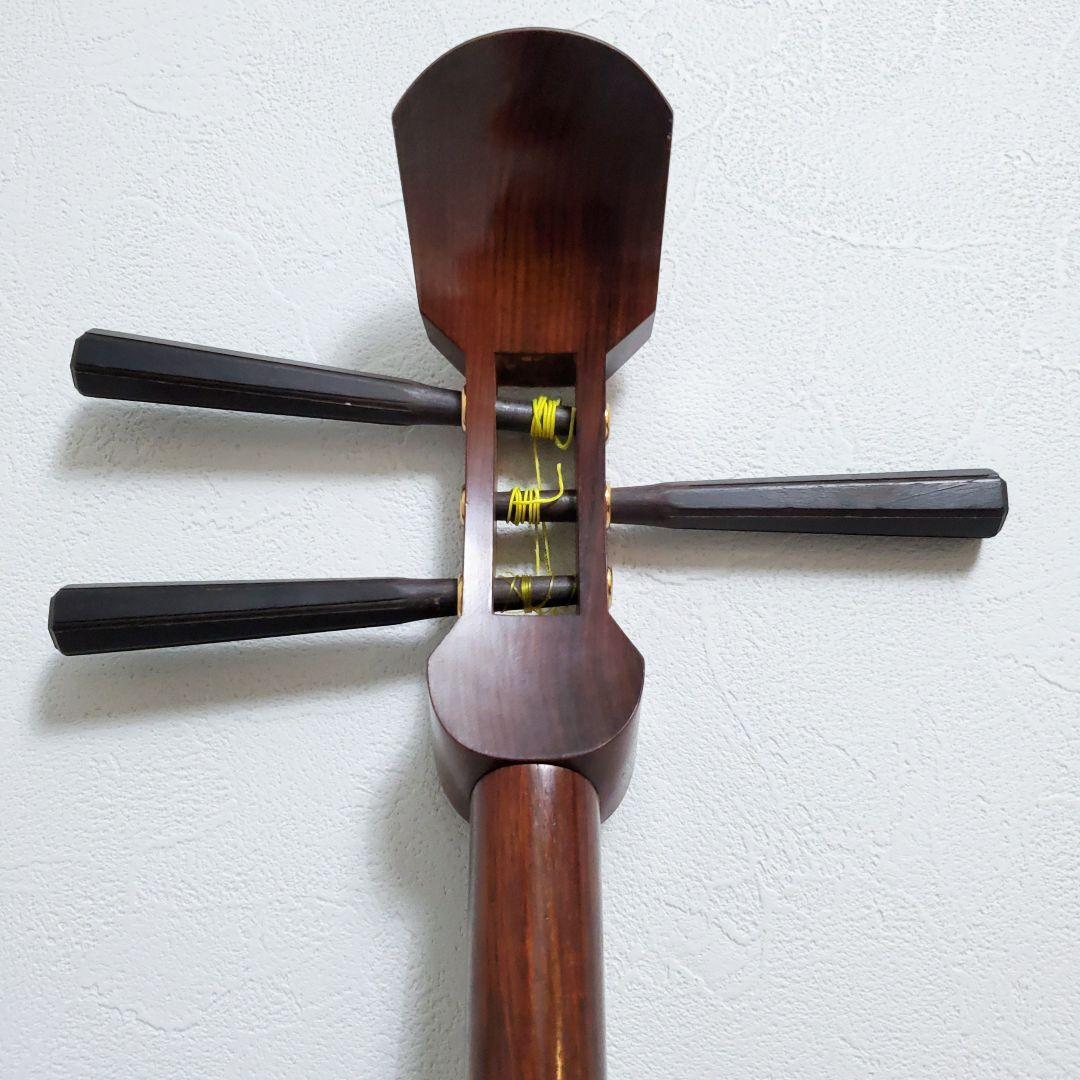 三味線 紅木トチ 中棹 正寸 丸打胴 ハードケース付 民謡 地唄 皮破れあり