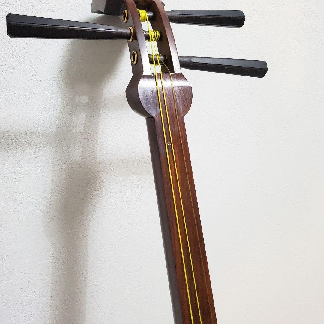 三味線 紅木トチ 中棹 正寸 丸打胴 ハードケース付 民謡 地唄 皮破れあり