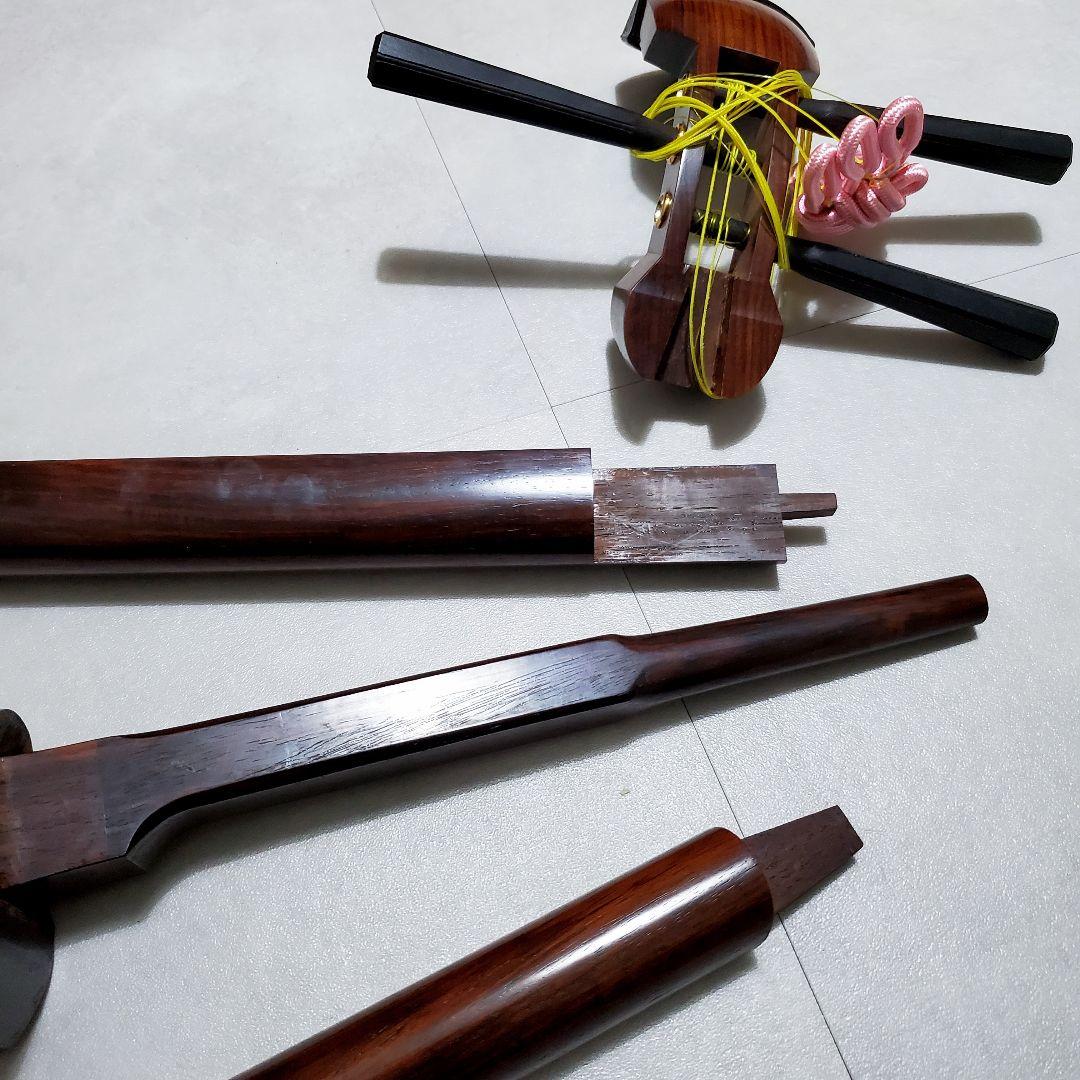 三味線 紅木トチ 中棹 正寸 丸打胴 ハードケース付 民謡 地唄 皮破れあり