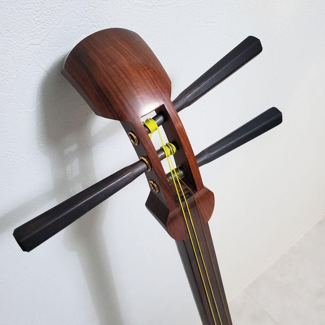 三味線 紅木トチ 中棹 正寸 丸打胴 ハードケース付 民謡 地唄 皮破れあり