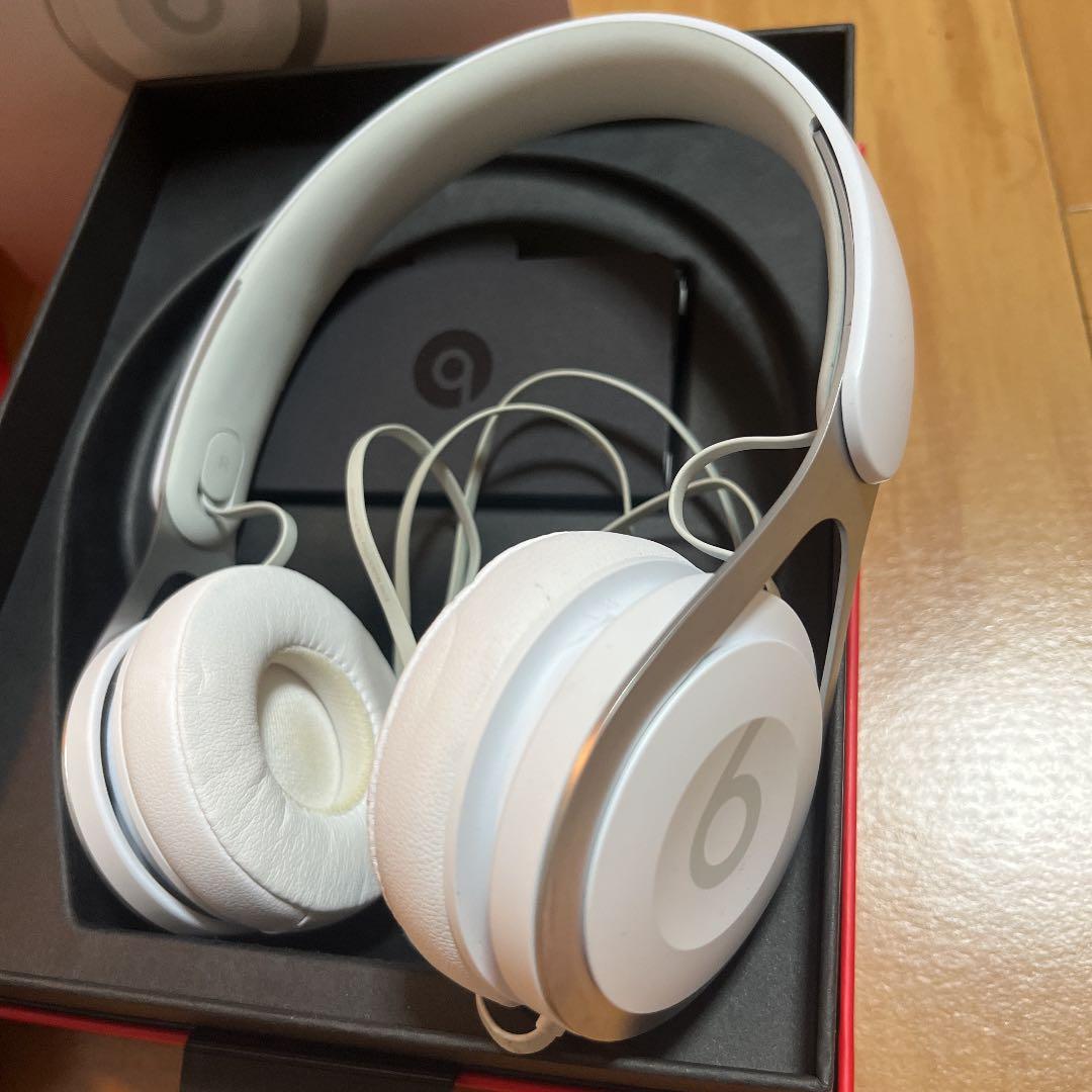 ヘッドホン Beats by Dr Dre BT EP ON WHITE