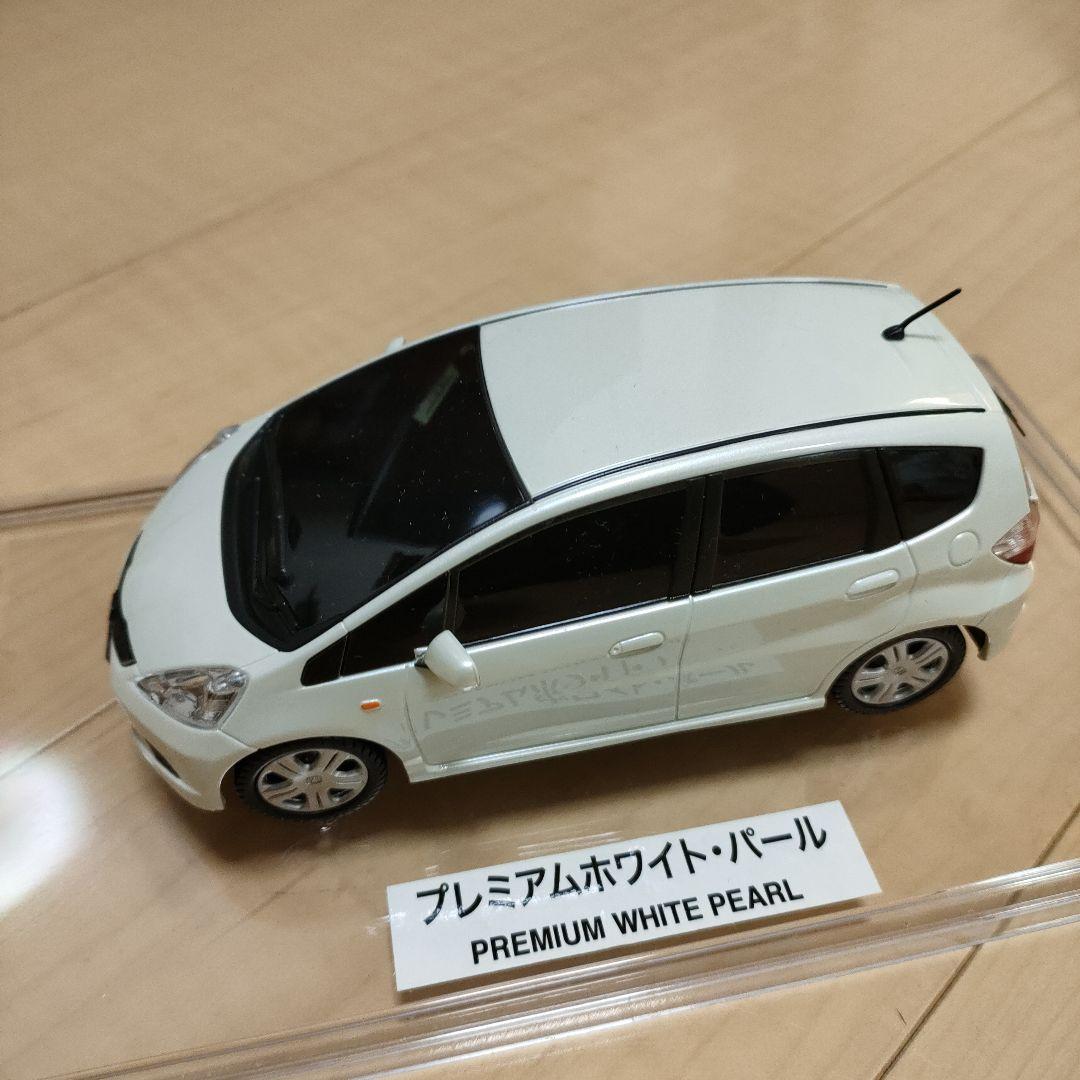 フィットRS プレミアムホワイト・パール ミニカー カラーサンプル