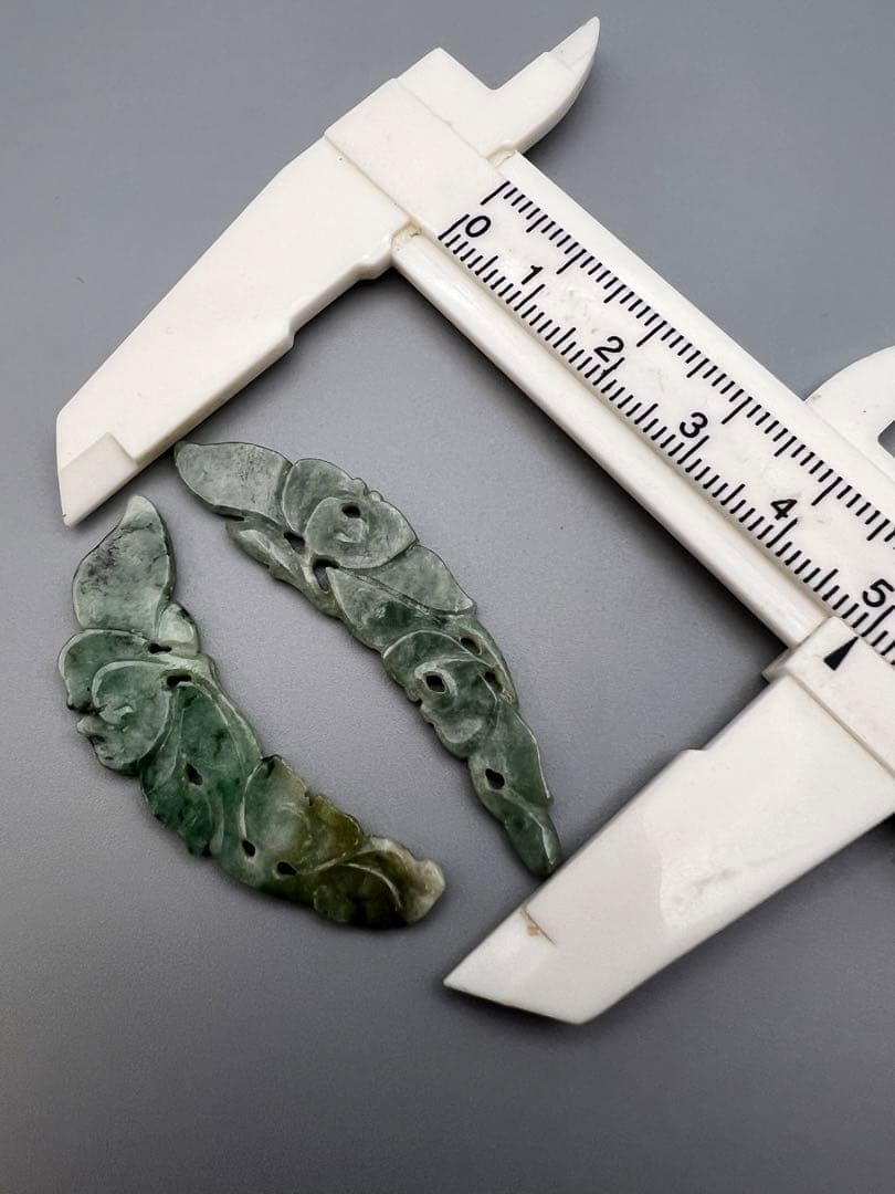 本翡翠　葉形　彫刻　1対