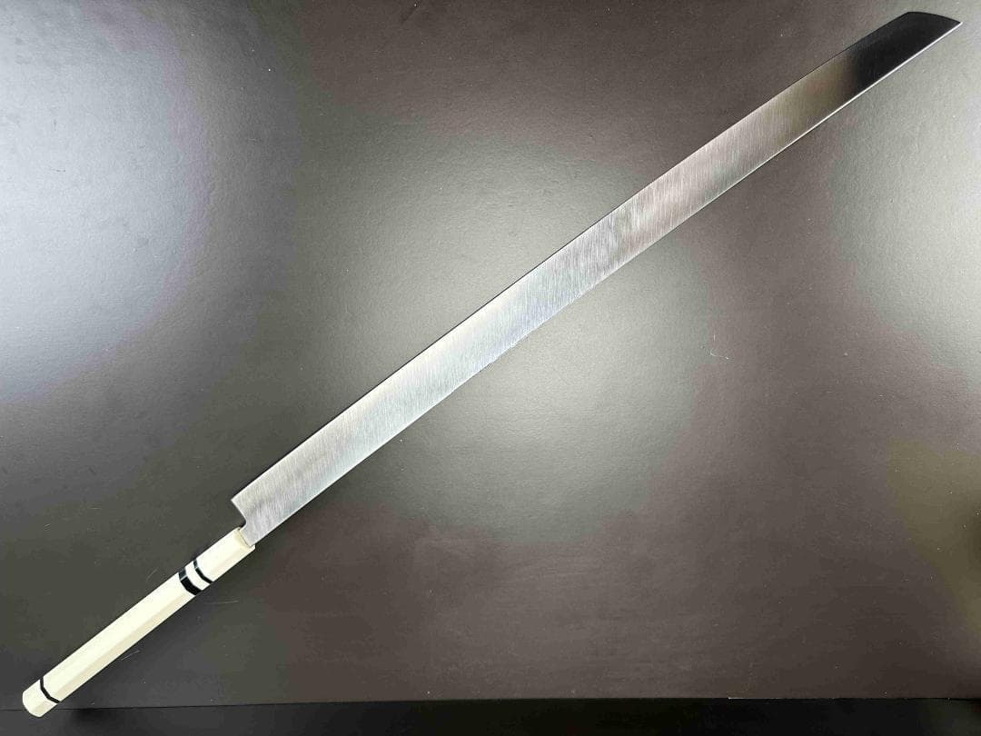 3295 マグロ包丁鞘付き 刃渡700mm 鮪包丁 反り 人工象牙三本黒巻八角柄