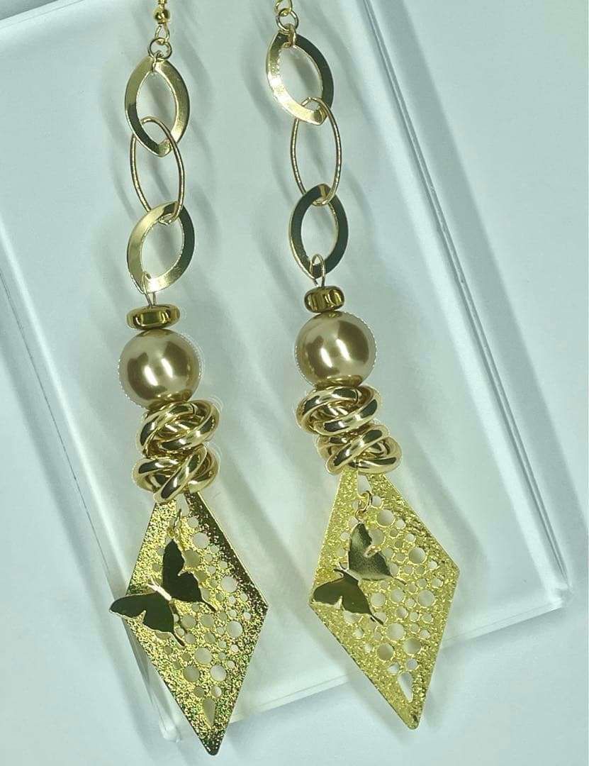 No.1188 ゴールドバタフライのロングピアス　アジアンピアス