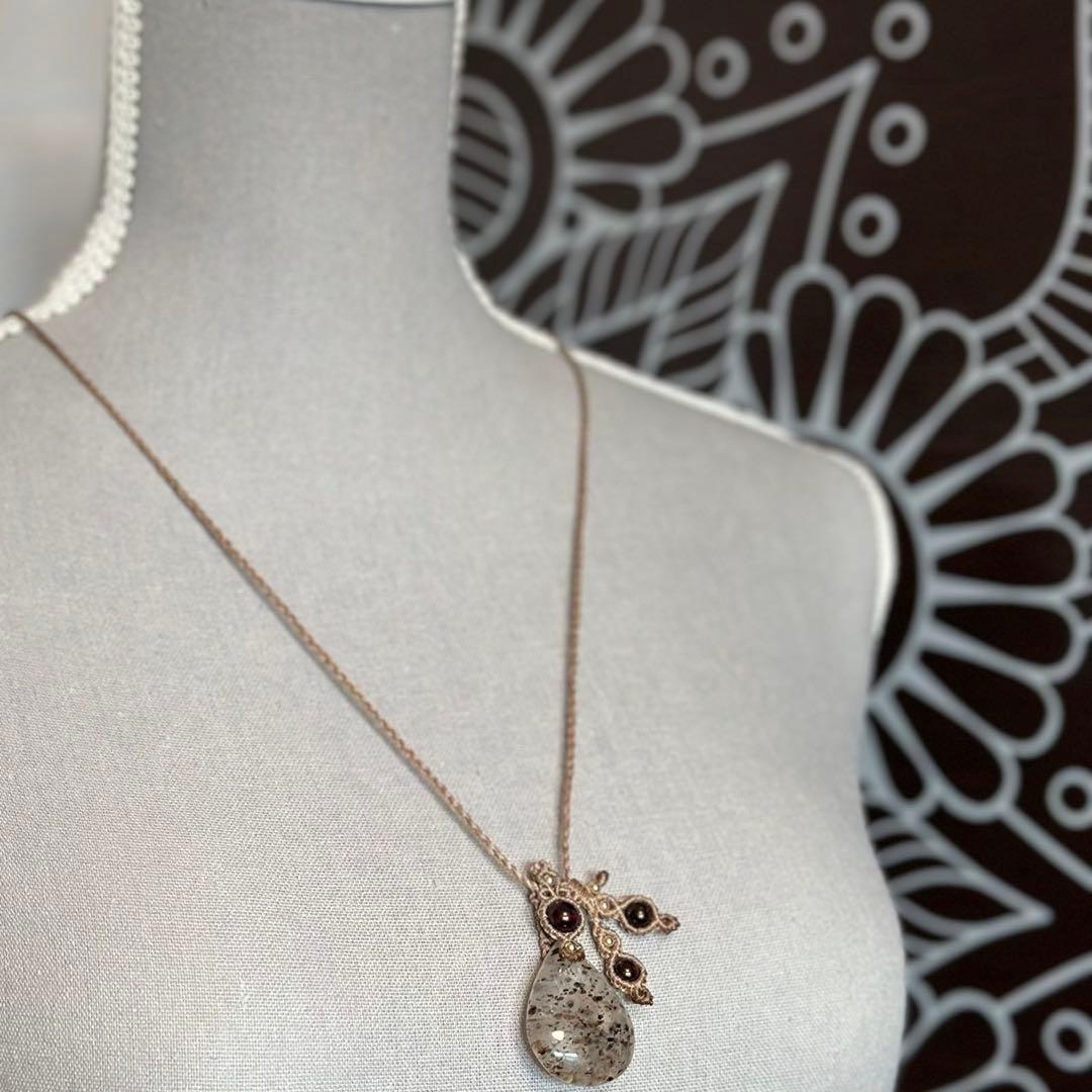 『赤灯』オージャイトガーネットインクォーツとガーネットのマクラメネックレス