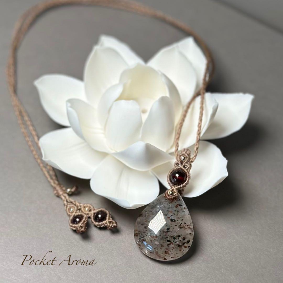 『赤灯』オージャイトガーネットインクォーツとガーネットのマクラメネックレス