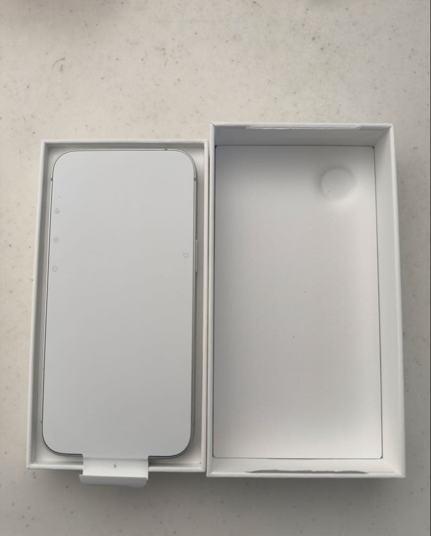 iPhone16e 128GB ホワイト　未使用　送料込み