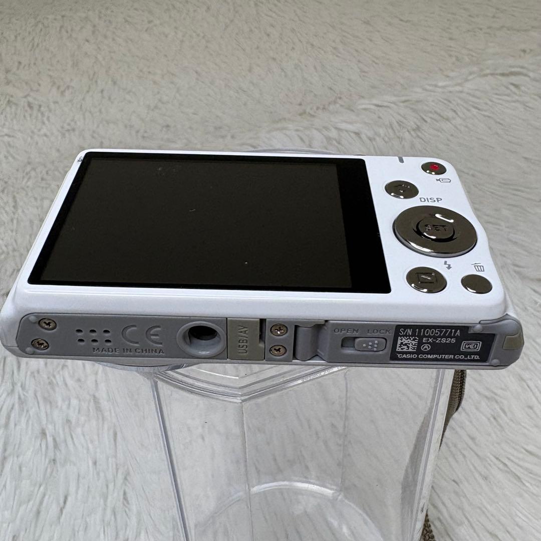 美品　CASIO カメラ　EX-ZS25 バッテリー　ホワイト　コンデジ　動作品