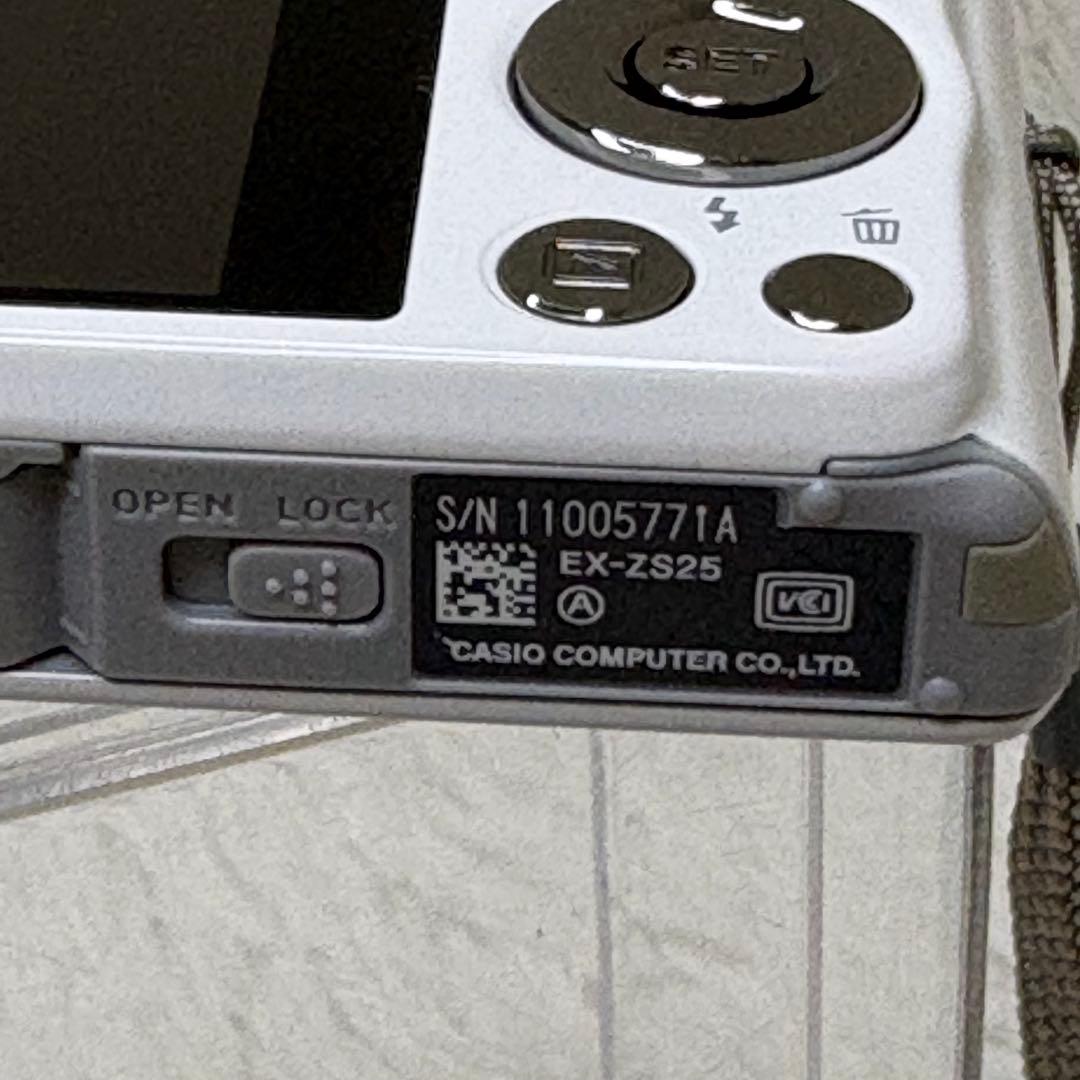 美品　CASIO カメラ　EX-ZS25 バッテリー　ホワイト　コンデジ　動作品