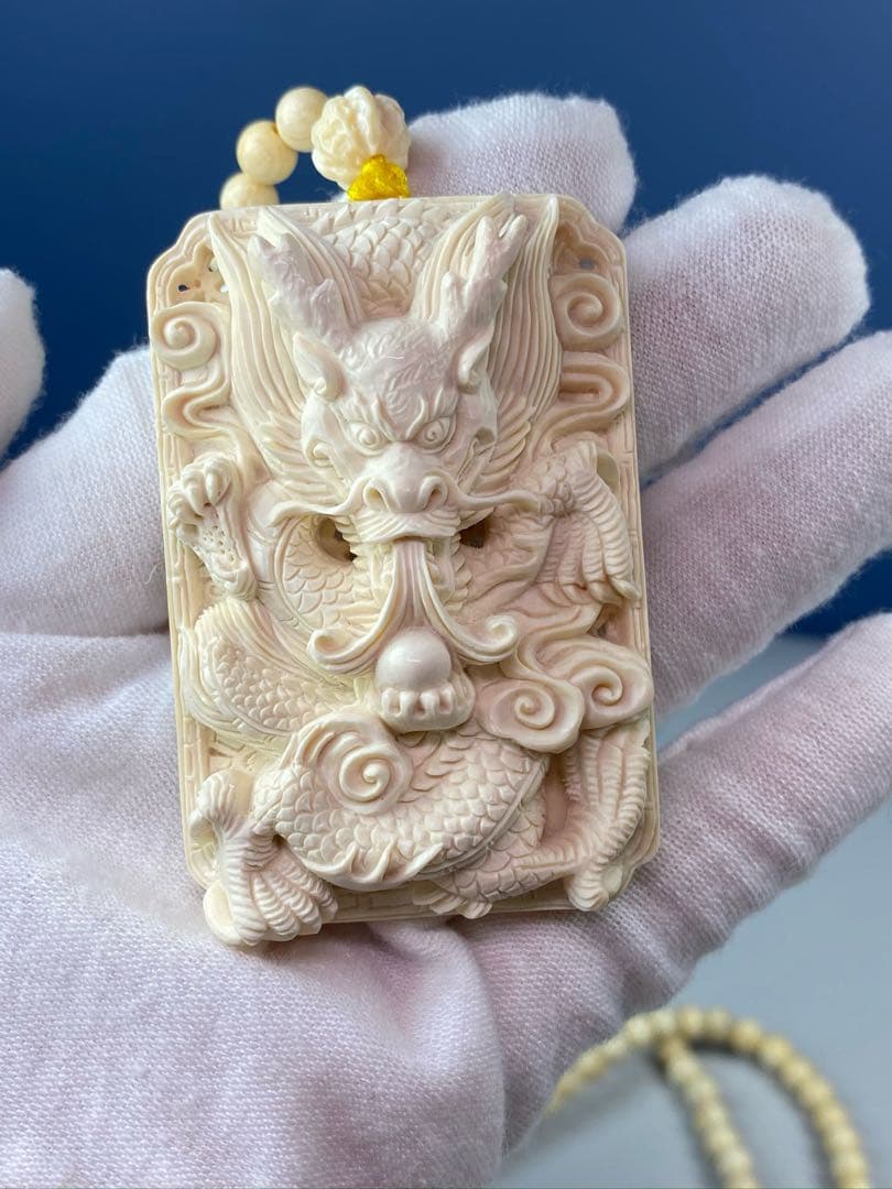天然マンモス牙美しい手作り彫刻 龍戯珠 ペンダント(44g)