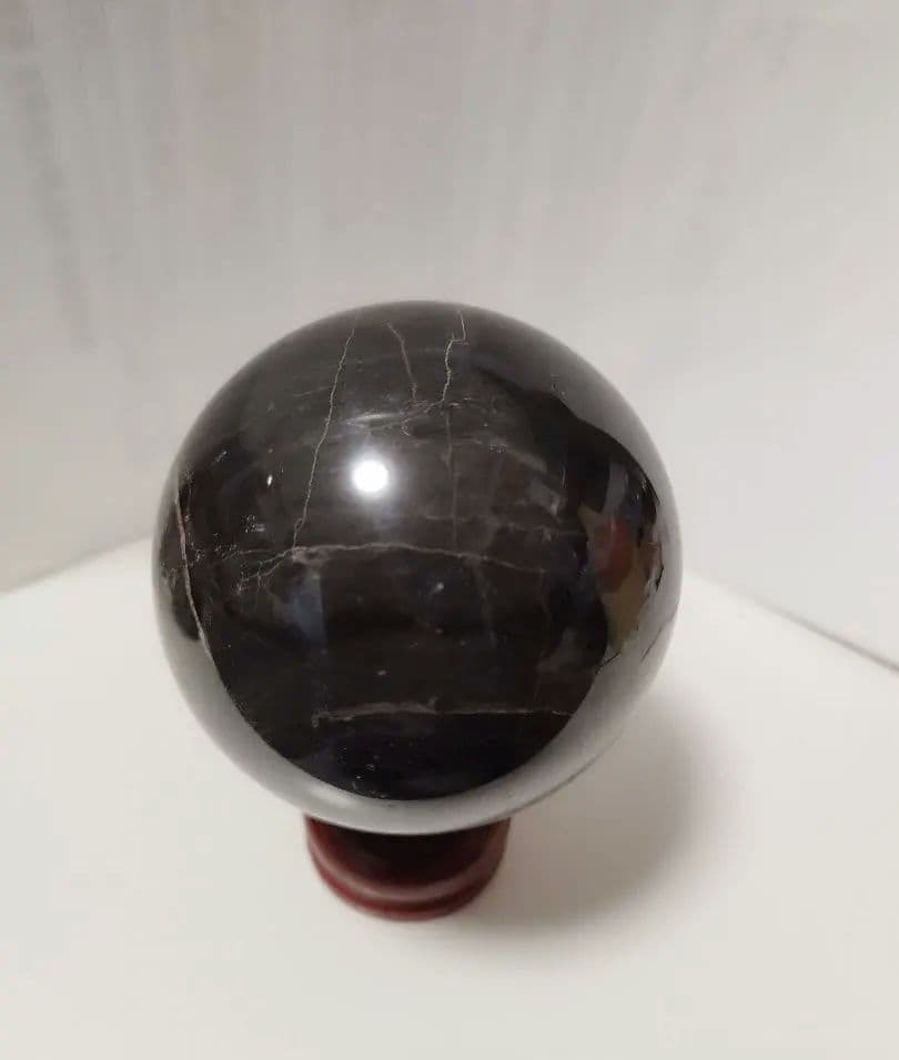 最強のパワーを発揮するといわれるのがこの天然石モリオンです。 天然の本物真っ黒！