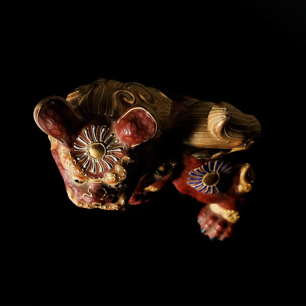 九谷焼　小ぶり　玉乗り獅子　唐獅子　色絵　金彩　九谷名　置物　高さ17cm