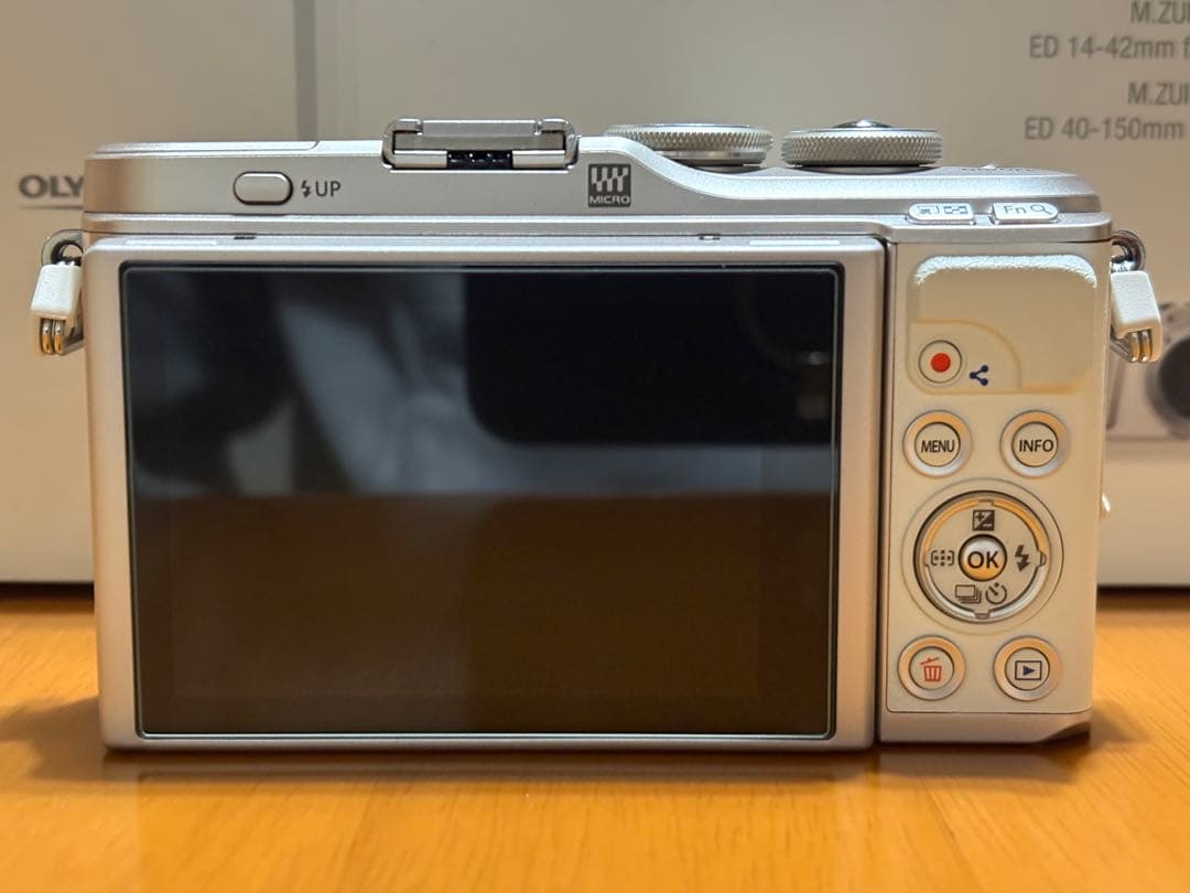 オリンパス ミラーレス一眼カメラE-PL10 ダブルズームキット 美品